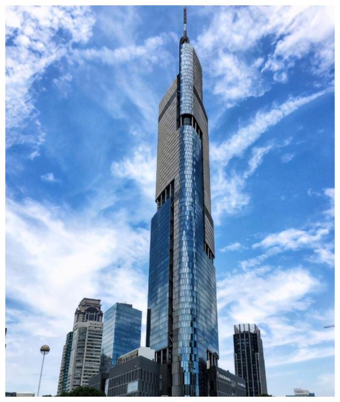 南京紫峰大厦是一座位于鼓楼中央商务区的摩天大楼,总建筑面积261075