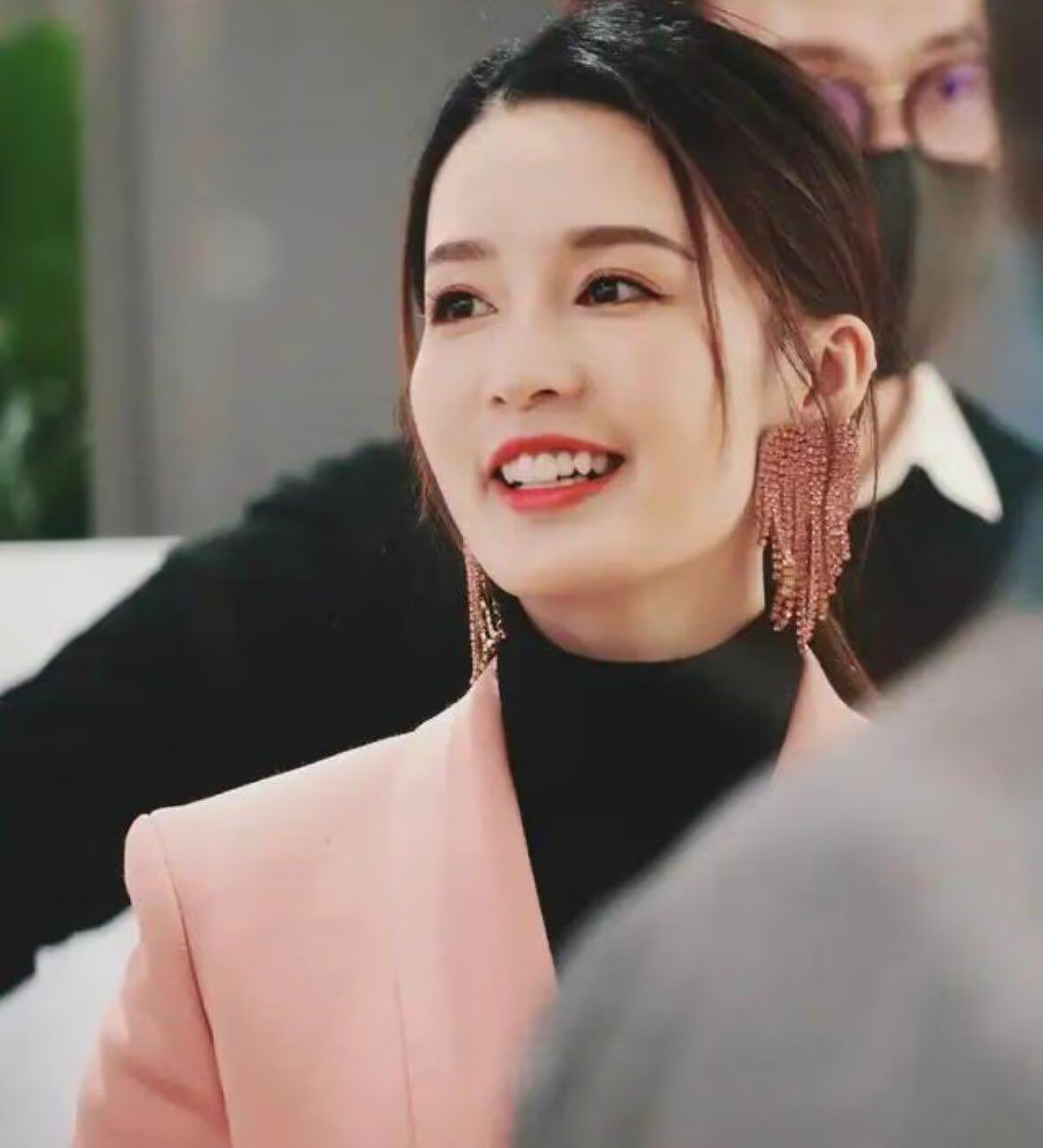 路人镜头下的李沁,穿搭简单也显高级,真看不出她30多岁了