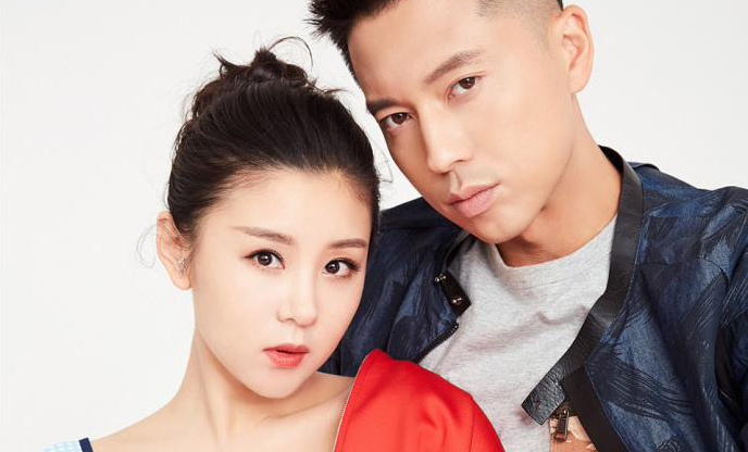 王雷夫妇大连冲浪,李小萌穿2800连体泳衣身材吸睛,二人对视超幸