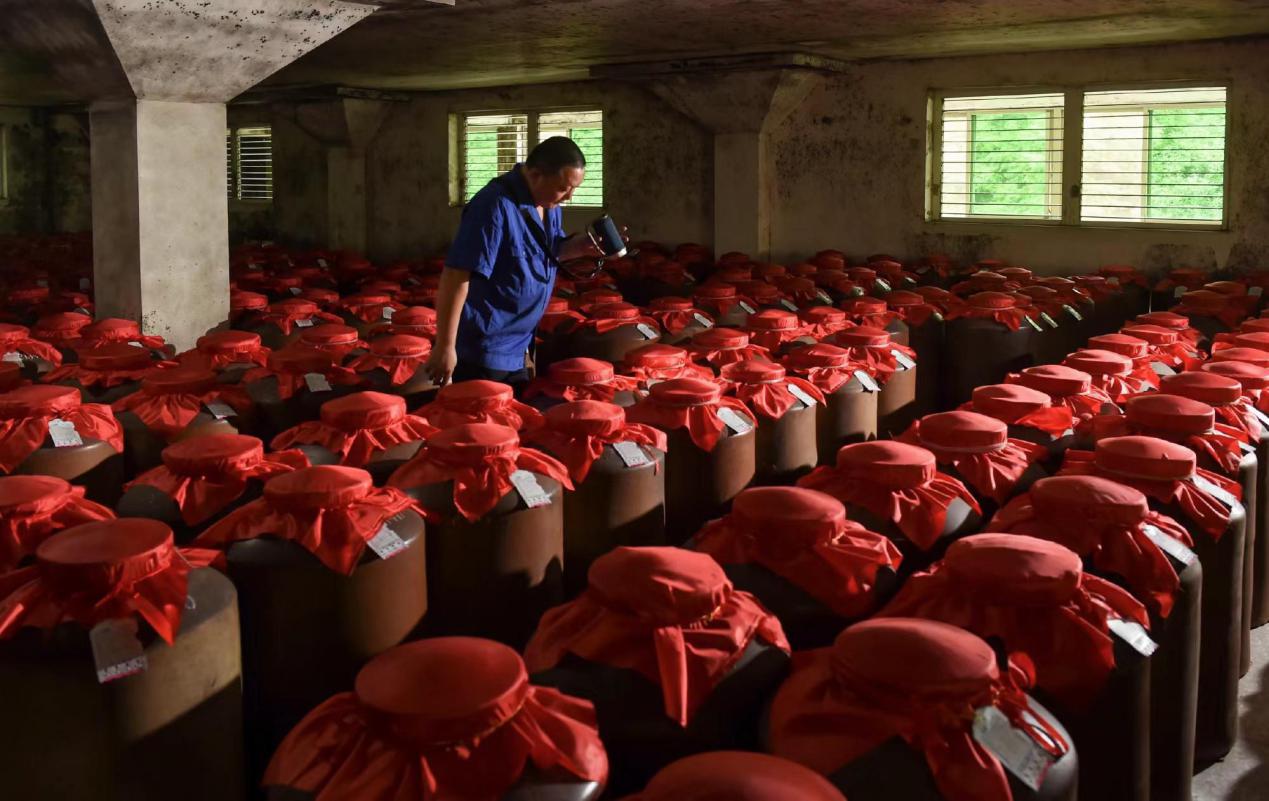四川宜宾的一家小酒厂,曾经靠贴牌酒维持生计,如今市值破百亿