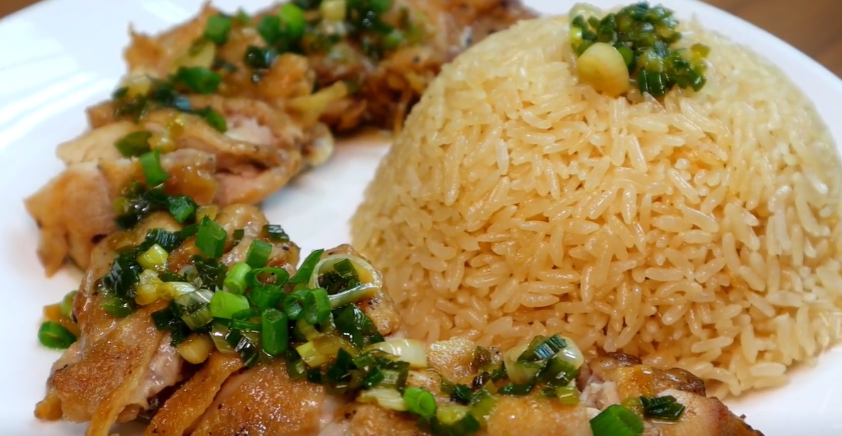 葱油鸡饭,搭配葱油鸡块和灵魂的酱汁,我家孩子吃的老香了