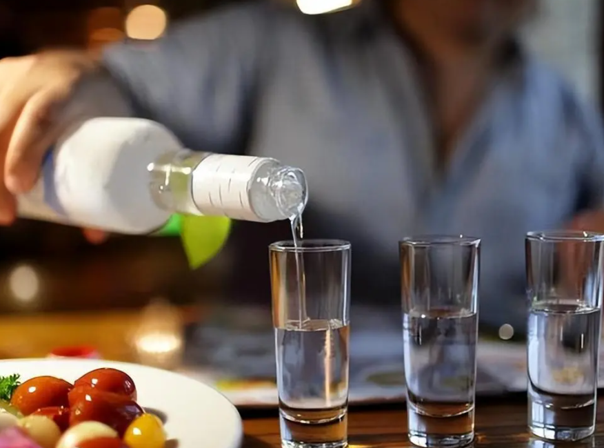 中年男人为什么都喜欢喝白酒?50岁酒友道出辛酸:全是生活的无奈