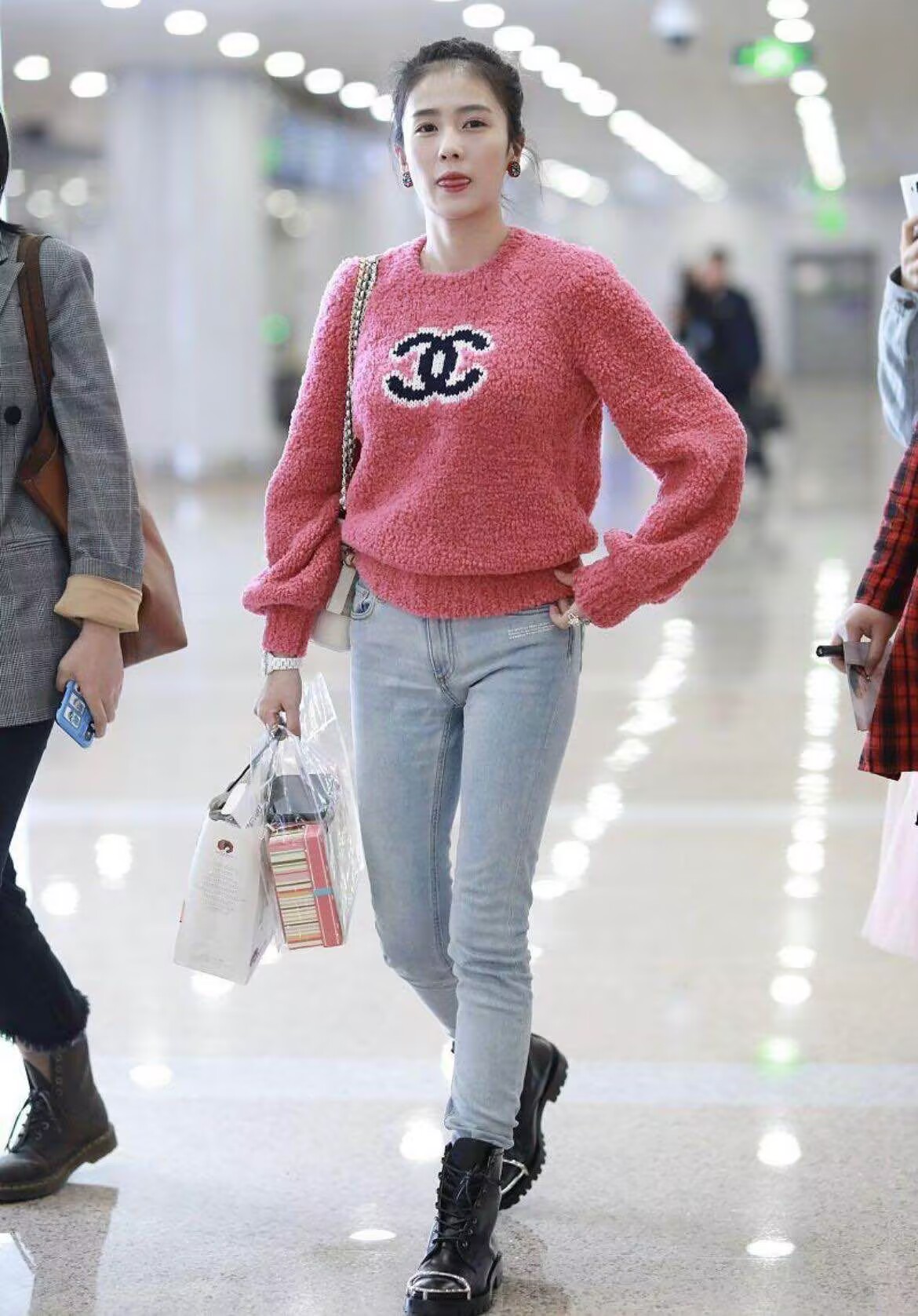 街拍镜头下的白鹿,无美颜无滤镜,真实状态一目了然!