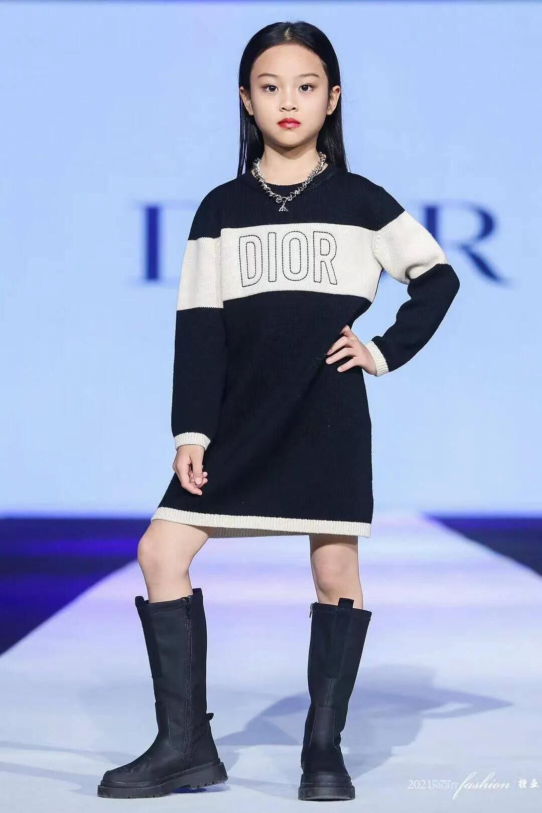 甜馨越长越漂亮,登台走秀气场十足,看着像"大明星"