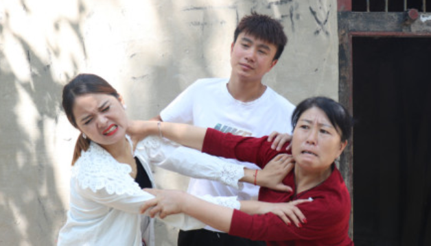 婆婆背后编排儿媳妇坏话,颠倒是非黑白,儿媳妇一招让她不敢作妖