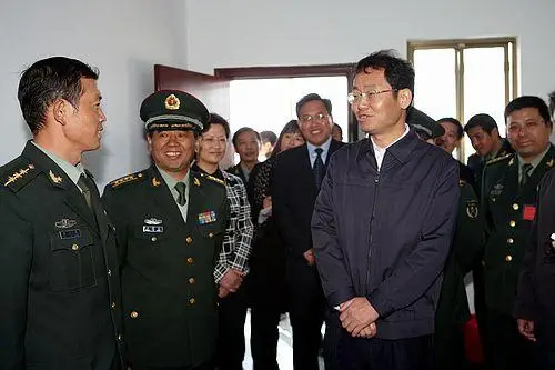 案例:江苏巨虎张新实退休8年后仍被调查,71岁高龄被带上法庭