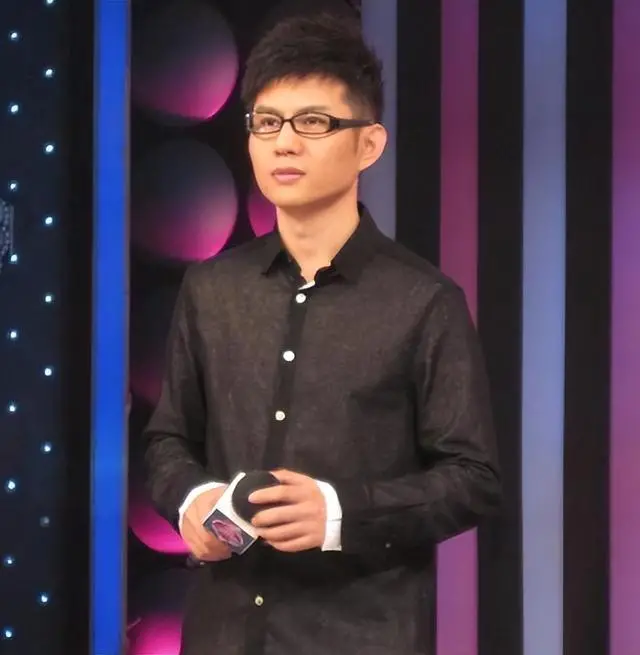 一首《雨花石》成名,草根出身的王卓实,如今过得怎么样了?