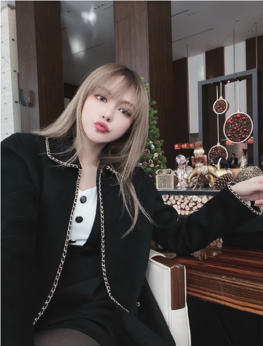 周清扬被吐槽整容过度,双眼无神尽显疲惫,网友直呼:脸像包子