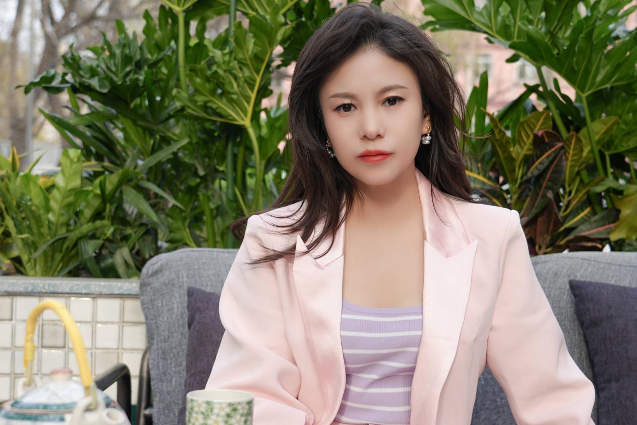 主持人刘美希春日西装写真 干练中不失温和