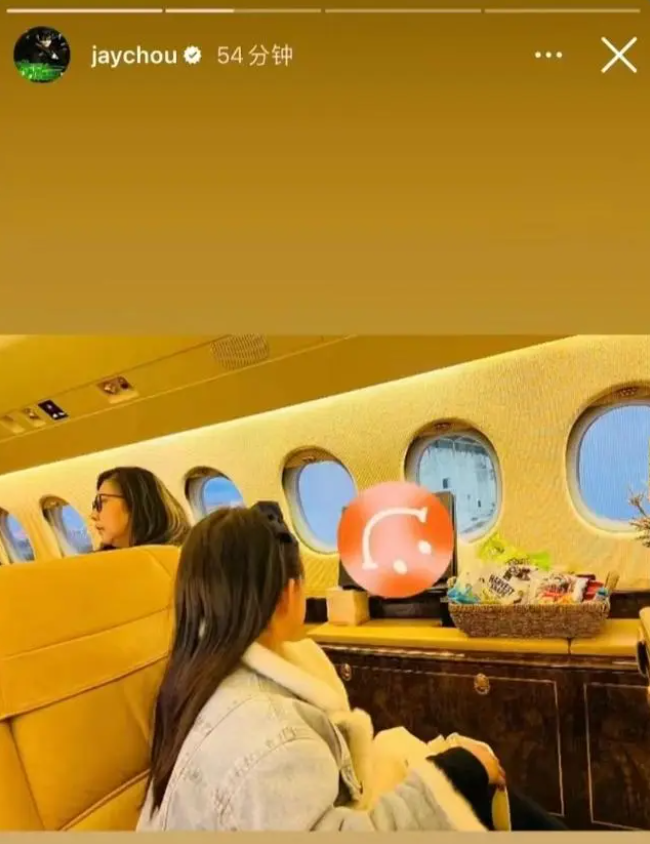 周杰伦携全家飞呼和浩特,私人飞机内部曝光,大女儿侧脸神似昆凌