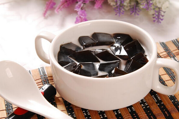 炎炎夏日来杯清凉的奶茶龟苓膏,不仅健康有消暑,新手也能做好