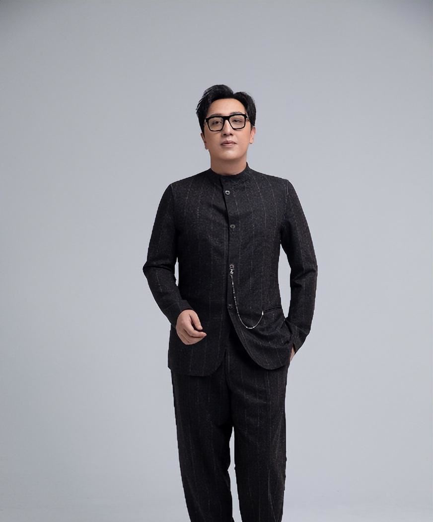 主持人华少:没成名之前谦虚低调,成名之后频频翻车,他后悔了?