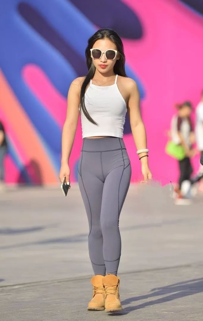 舒适与时尚并存,白色背心与打底裤的完美时尚组合