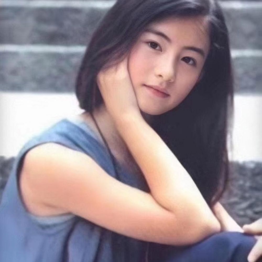 张柏芝重温25年前青涩柠檬茶广告!颜值不减当年,最强冻龄美魔女