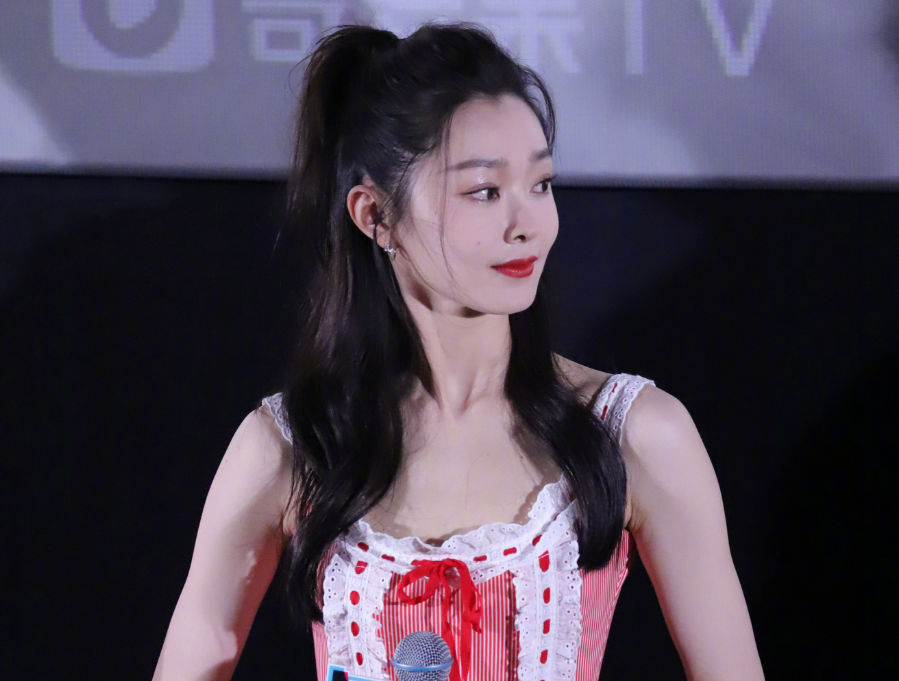 33岁宋轶成功去眼袋,回春变年轻!俘获小4岁男友白敬亭?