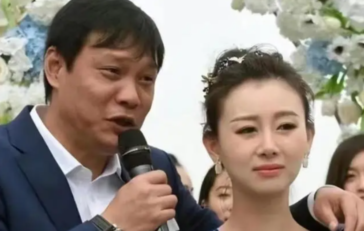 范志毅晒上海豪宅!内景曝光被嘲凌乱,与女儿玩耍被指像爷孙