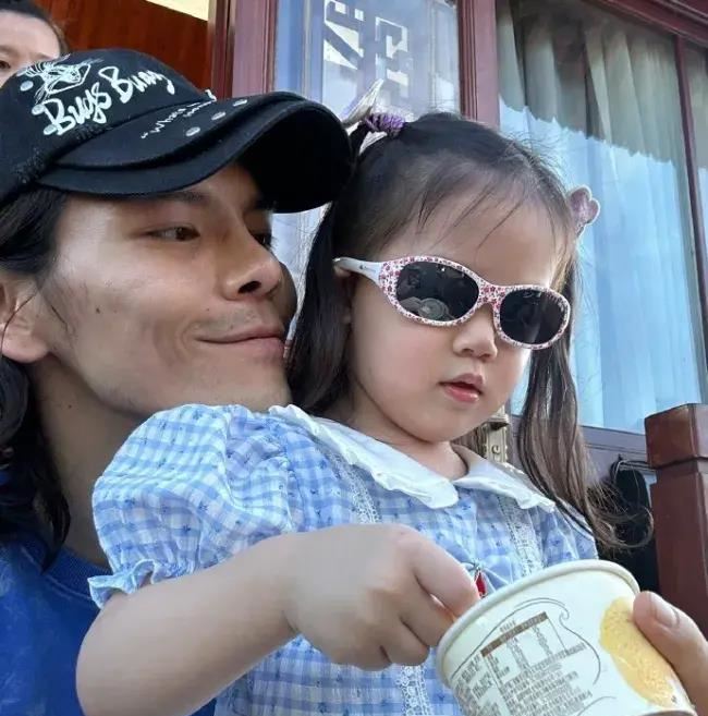 向佐与女儿的温馨时刻:父女情深与家庭的夸姣回归