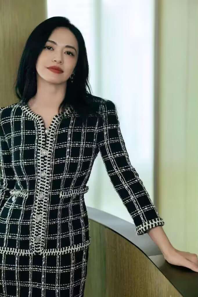 姚晨上了年纪反而更美,穿普通西装也显高贵,真有"阔太"气质