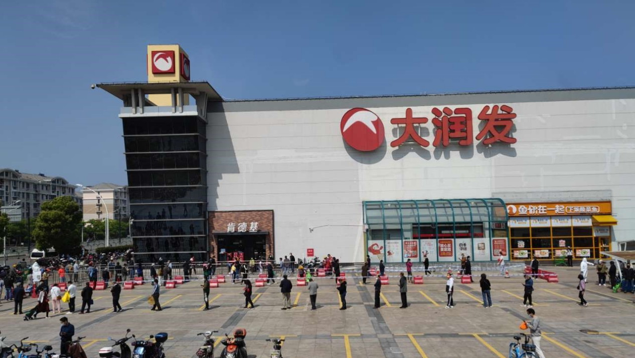 大润发飞天茅台1499,遭排队疯抢,为何别处要3000多?酒都一样吗