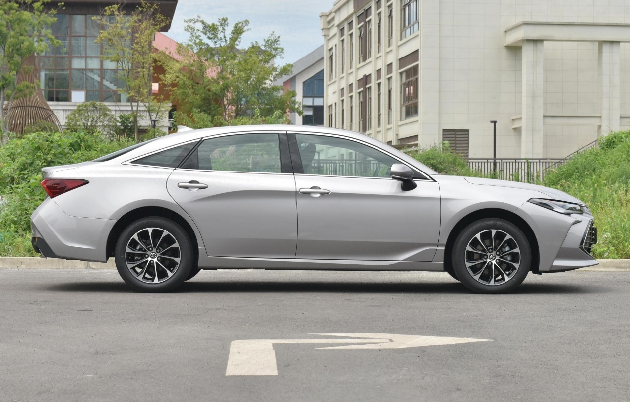 丰田亚洲龙最低配车型,优惠力度大,配2.0l发动机,家用怎么样?