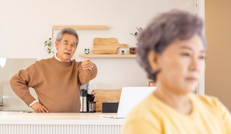 故事:48歲保姆坦言,當住家保姆每月工資7000,但我每天都很糾結