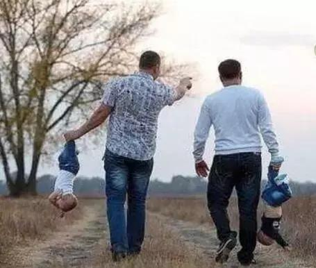 "父慈子孝,鸡飞狗跳"名场面,堪称父爱如山体滑坡现场,笑尿了