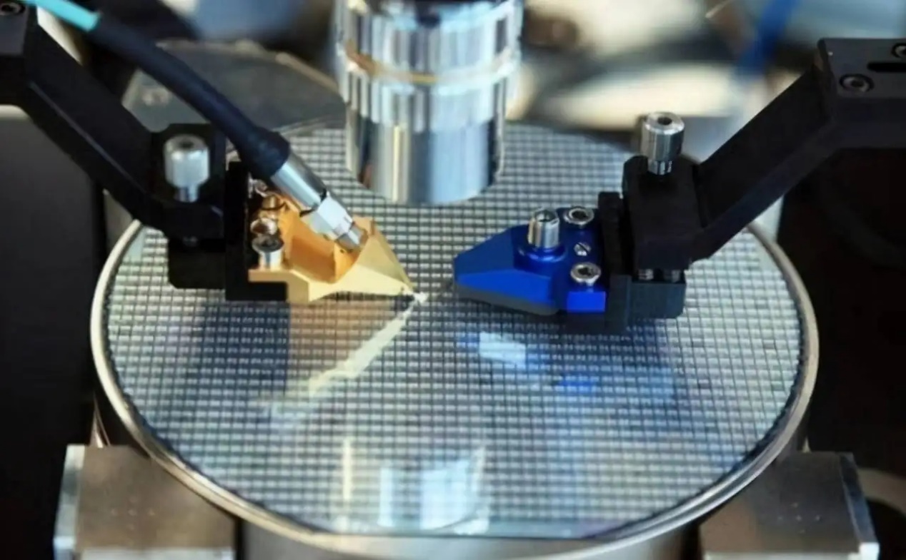 打破极高端光刻机"卡脖子"限制,国内首条光子芯片产线即将建成