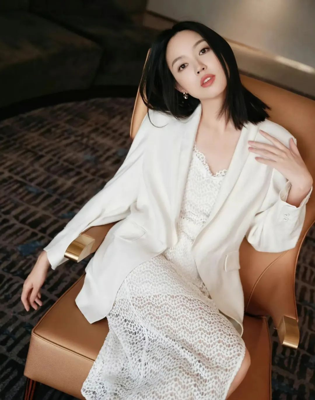 张梓琳不愧是"世界小姐",穿白色蕾丝裙搭西服外套,优雅又端庄