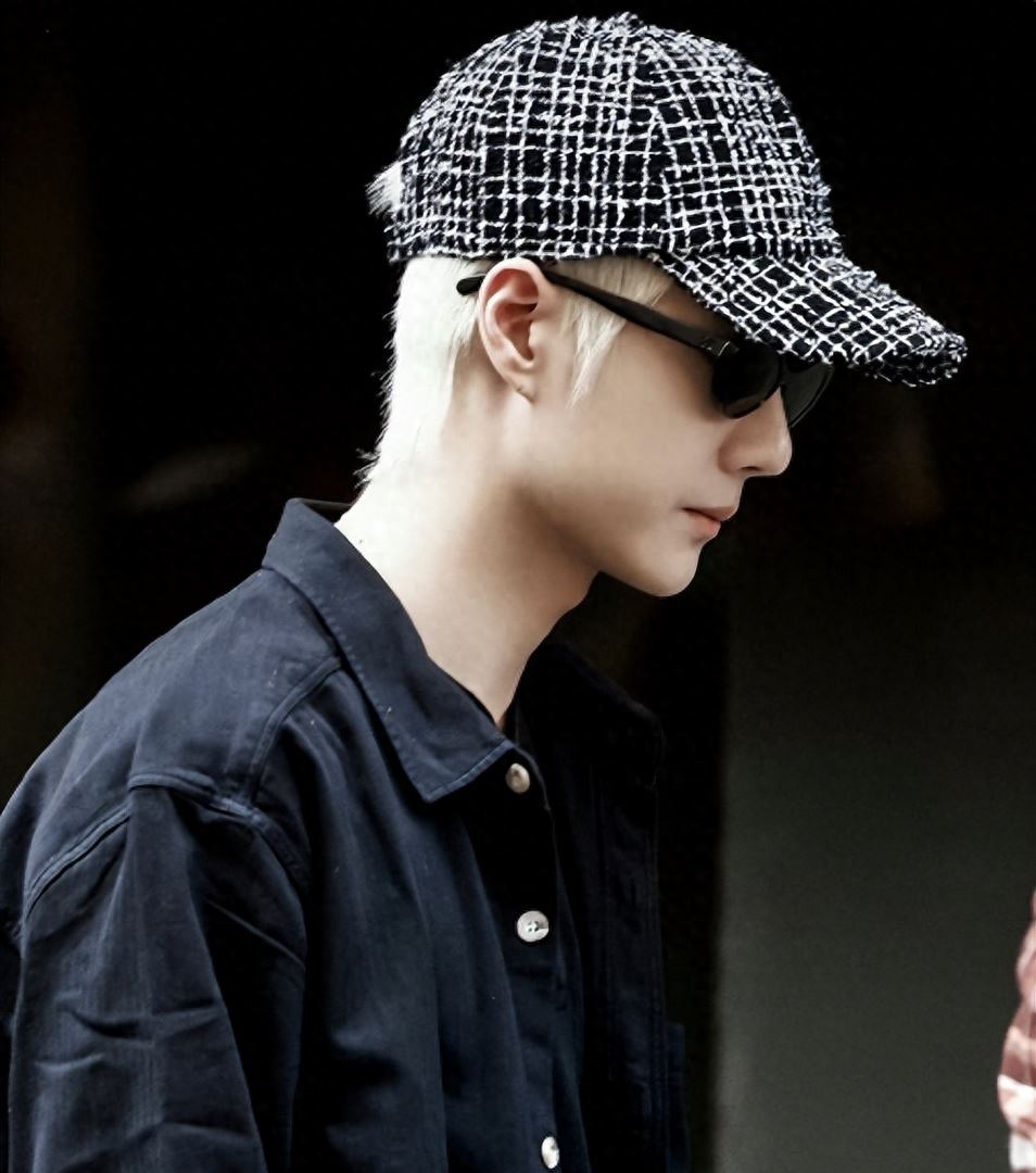 王一博现身巴黎阵仗大!7位助理贴身伺候,自己一分钱都不必花