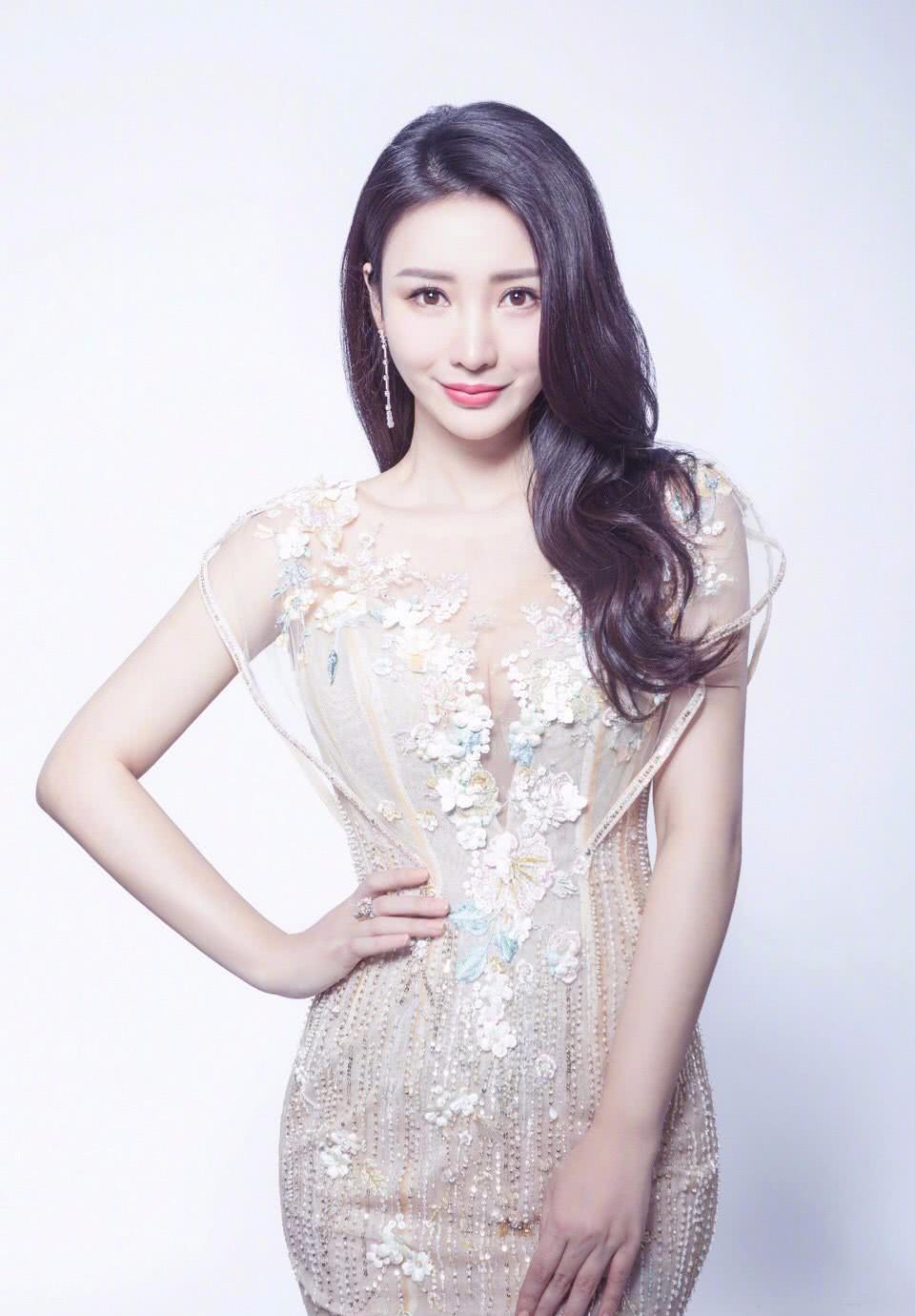 43岁柳岩事业线消失?靠身材出圈,因婚闹险退圈如今撞脸网红