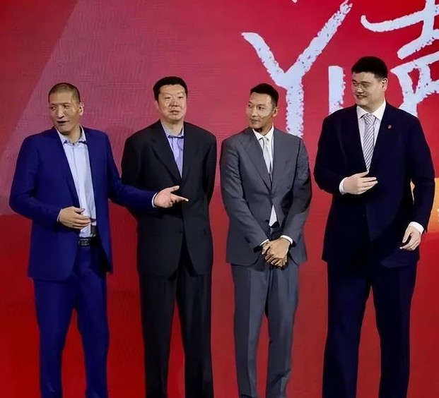 易建联退役!王治郅46岁肺腑之言,周琦王哲林羞愧脸红?