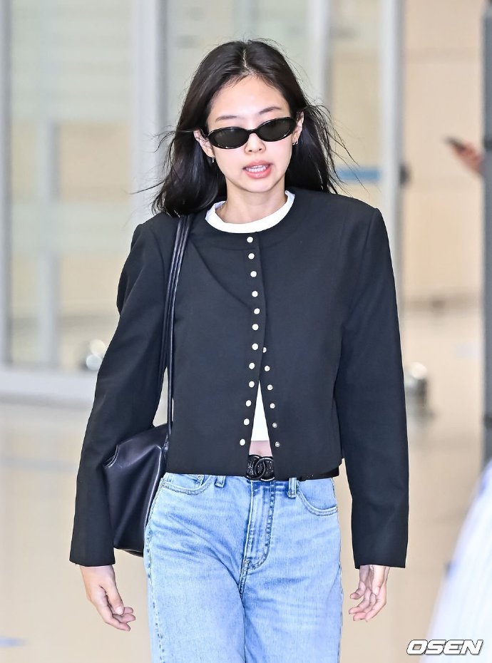 jennie带火了一种穿搭叫"上面去约会,下面去打工",显瘦又新潮