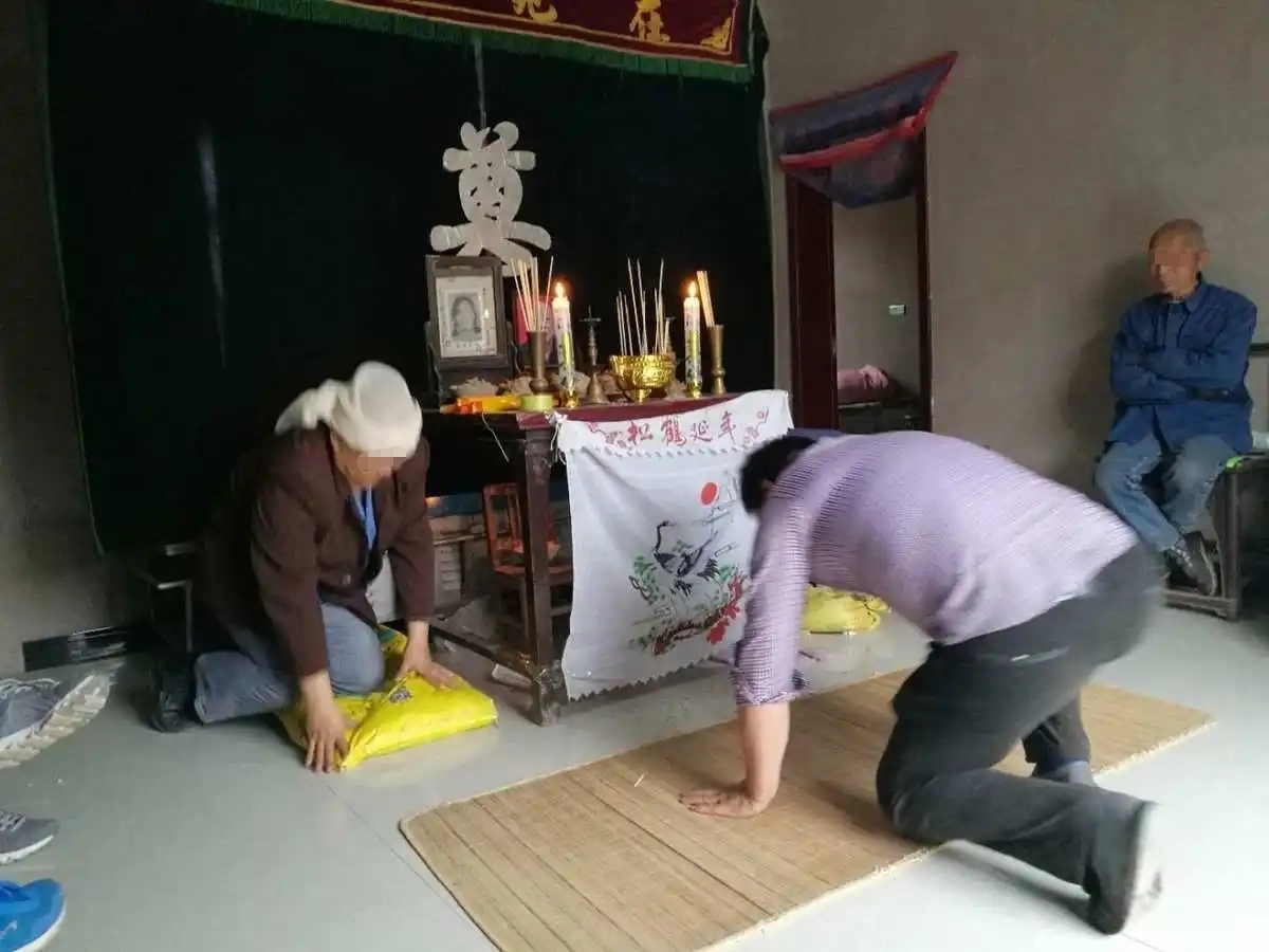 参加儿媳奶奶葬礼,婆婆竟不让儿子磕头,儿媳直言:你死了也别磕!