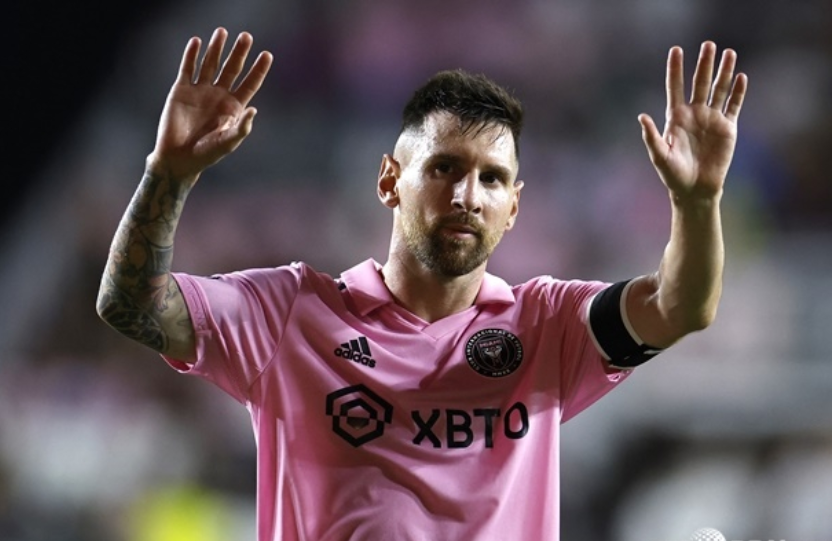 世界著名足球明星莱昂内尔·梅西因伤倒地