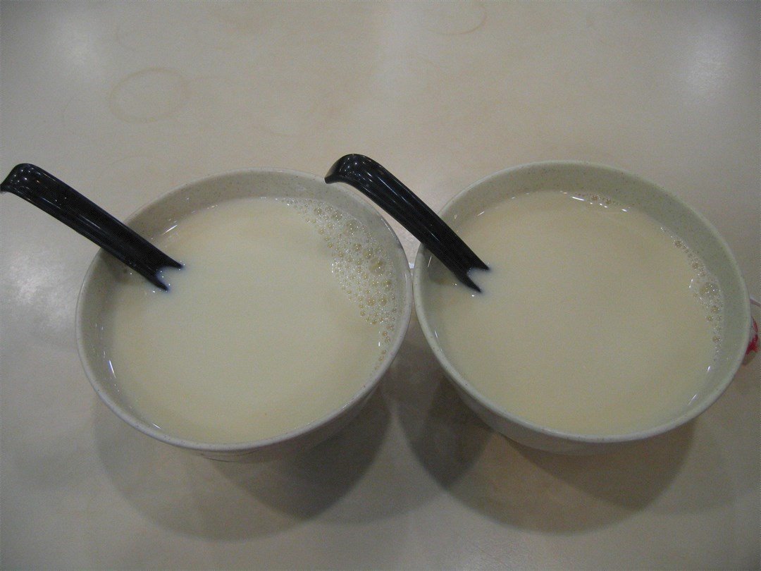 喝豆浆时不要加鸡蛋及糖,也不要喝太多