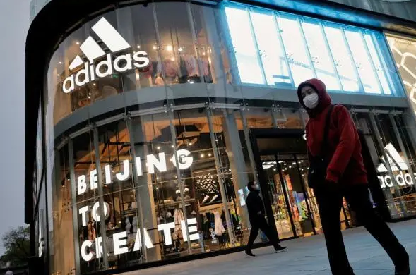 阿迪达斯认错了,想要和中国和好,因为在华业绩大幅度下降