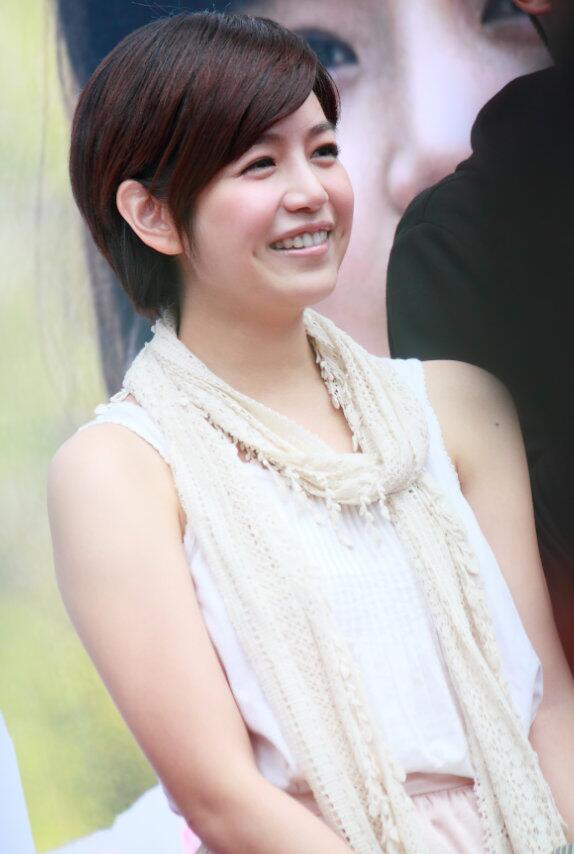 被陈妍希的"短发"造型美到了,减龄又少女,很有初恋感