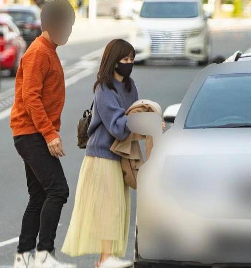 福原爱疑将被追缉?和绯闻对象游泳被拍,带儿子移居新加坡