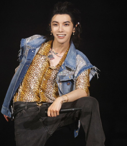 华晨宇演唱会翻车,11人中暑晕倒,他却为"法师"称号洋洋得意