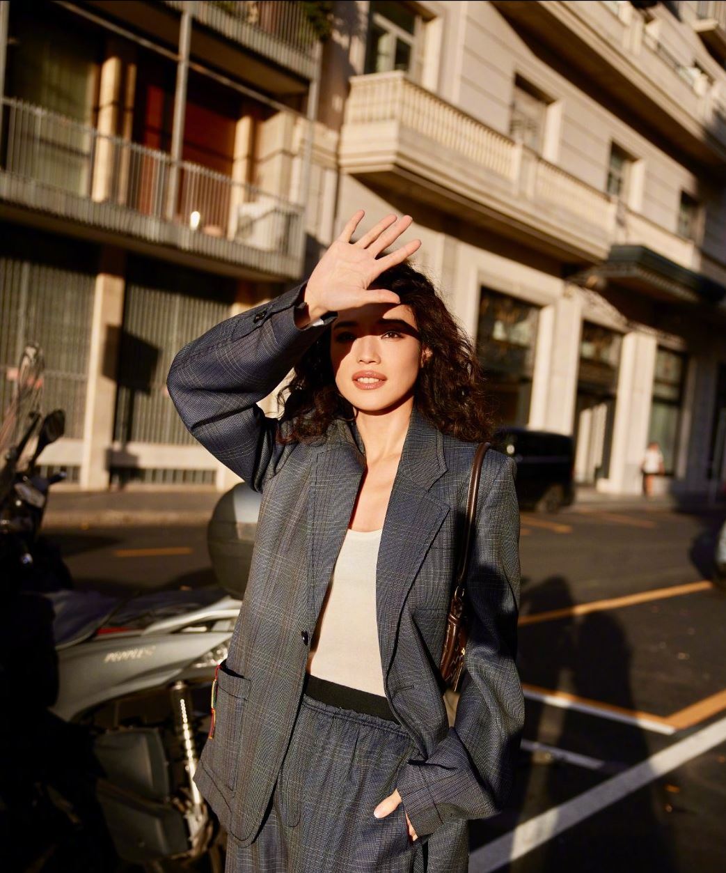 性感女神舒淇街头休闲装扮美照欣赏