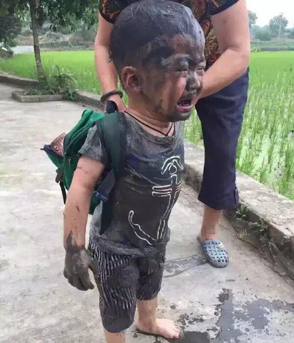 故事:我掉进坑里后,父亲冷眼旁观,才明白他深沉的父爱