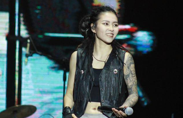 52岁汪峰受张恒远遗孀宴请!与毕夏相见笑容满面,合影精神好