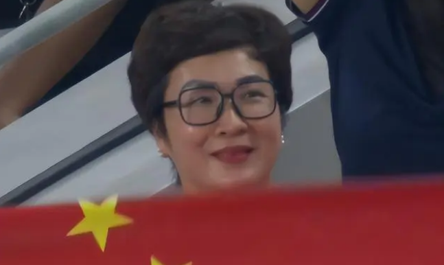 成都大运会感人一幕!手拿国旗泪洒赛场,吴艳妮与妈妈约定巴黎见