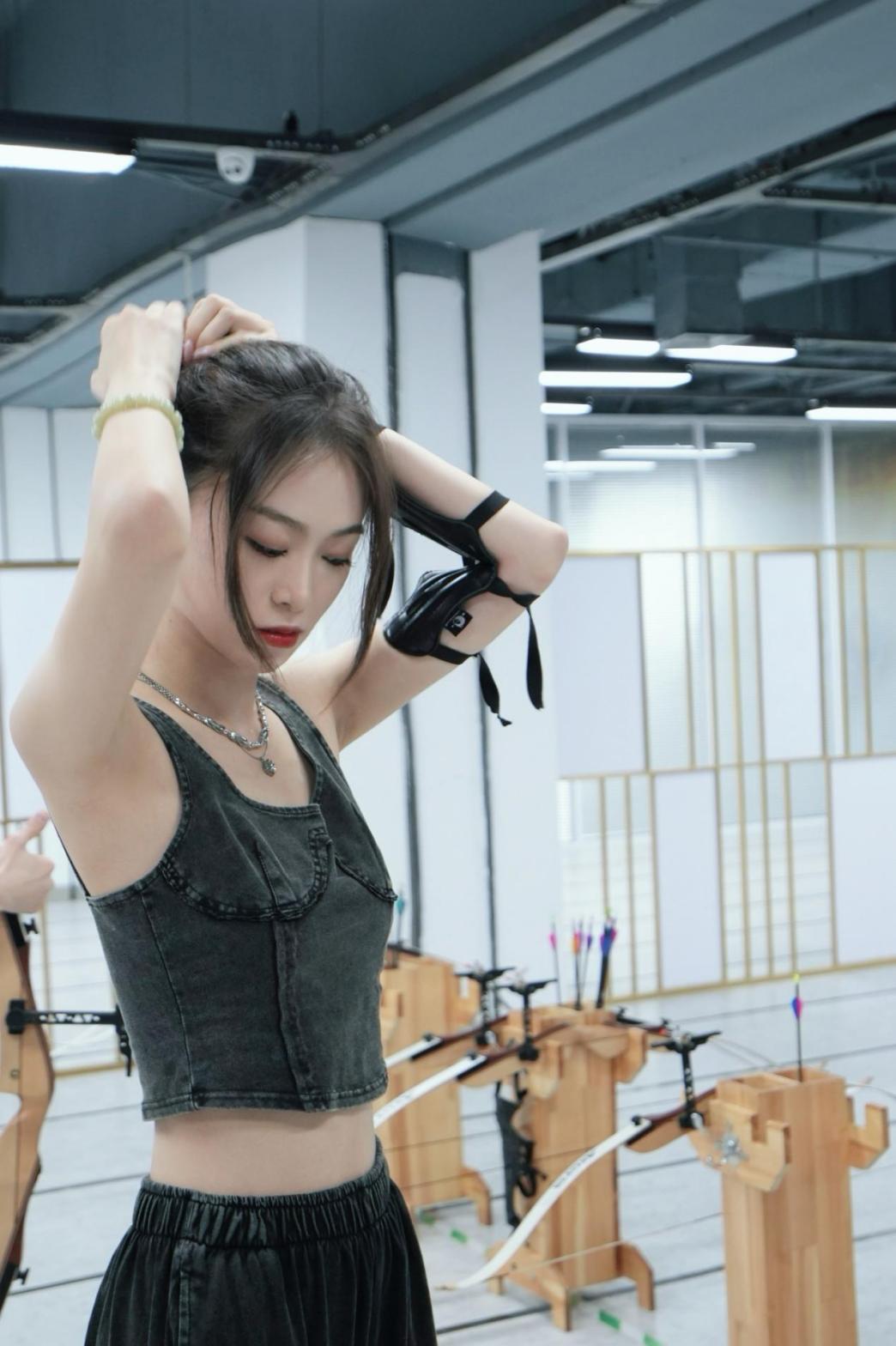 易昕晒箭场射箭日常,英姿飒爽专业气场超强