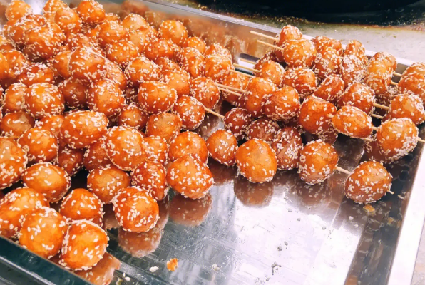 麻圆粑粑是一种传统的特产,它的外焦里嫩又香又甜很好吃