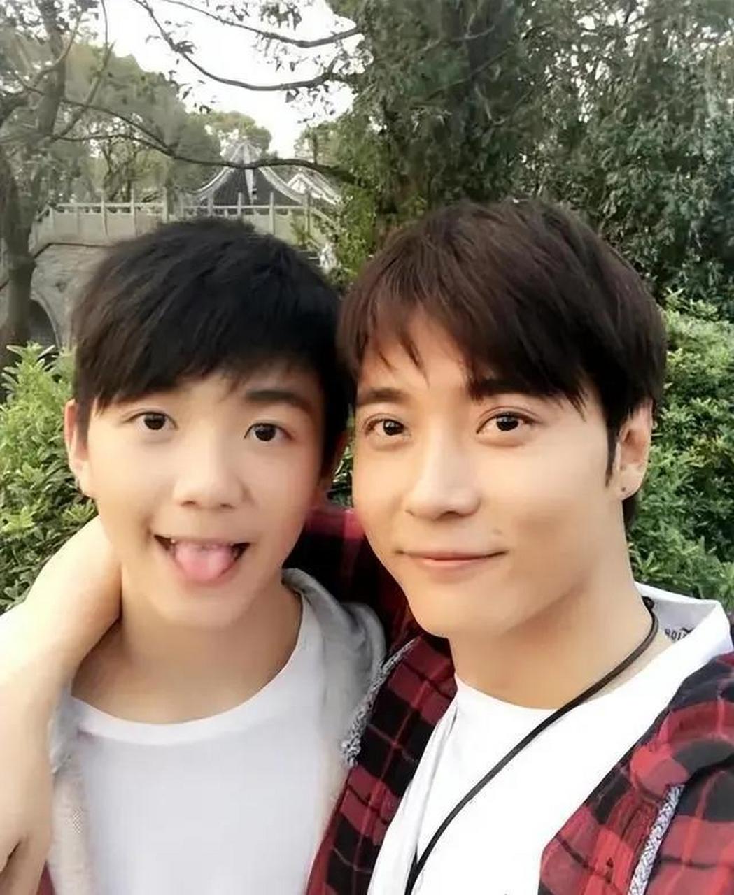 张镐濂接受访问时对继父张丹峰表示感谢,展现出了他的成熟和智慧.