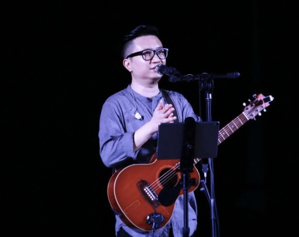 灵魂歌手暗杠小发,一人一吉他开巡演,他从来就没有安分过!