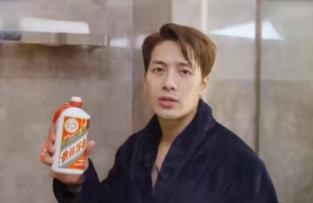 王嘉尔深夜现身酒吧,茅台对瓶吹!喝酒秘密曝光,是为了保养?