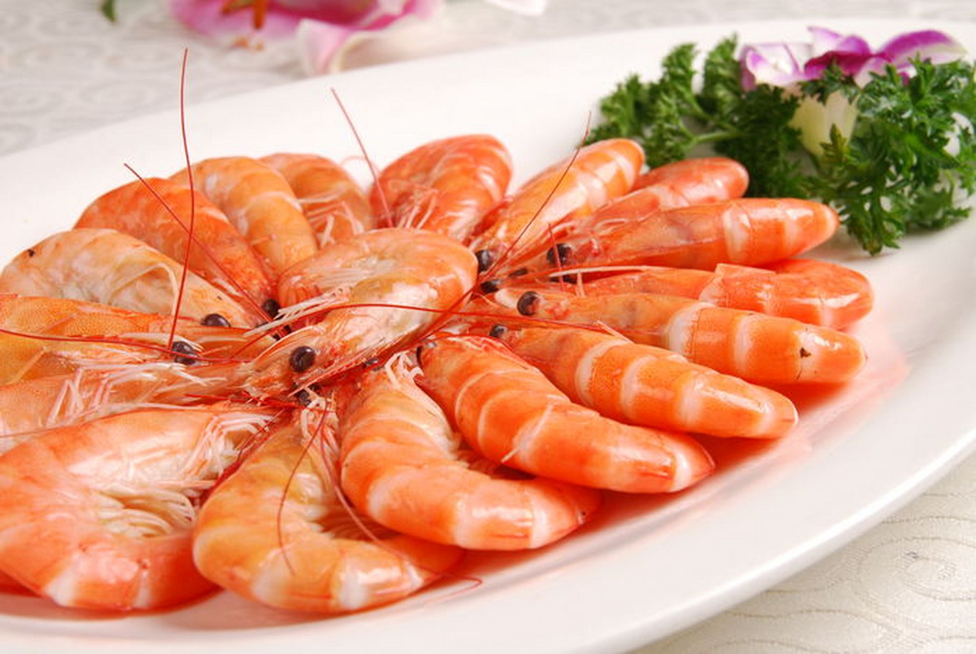 白灼基围虾清新爽口,经典搭配柠檬酱,芥末酱,酱油香醋蘸料,突出鲜嫩