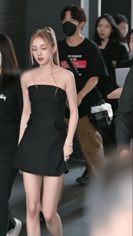 24岁的宋雨琦跟粉丝合影,"筷子般"的细腿,引发网友热议